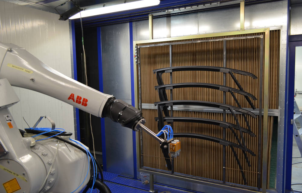 Kompaktowa lakiernia z&nbsp;robotem ABB typ IRB 5510 służącym do&nbsp;nakładania podkładu oraz&nbsp;lakieru.